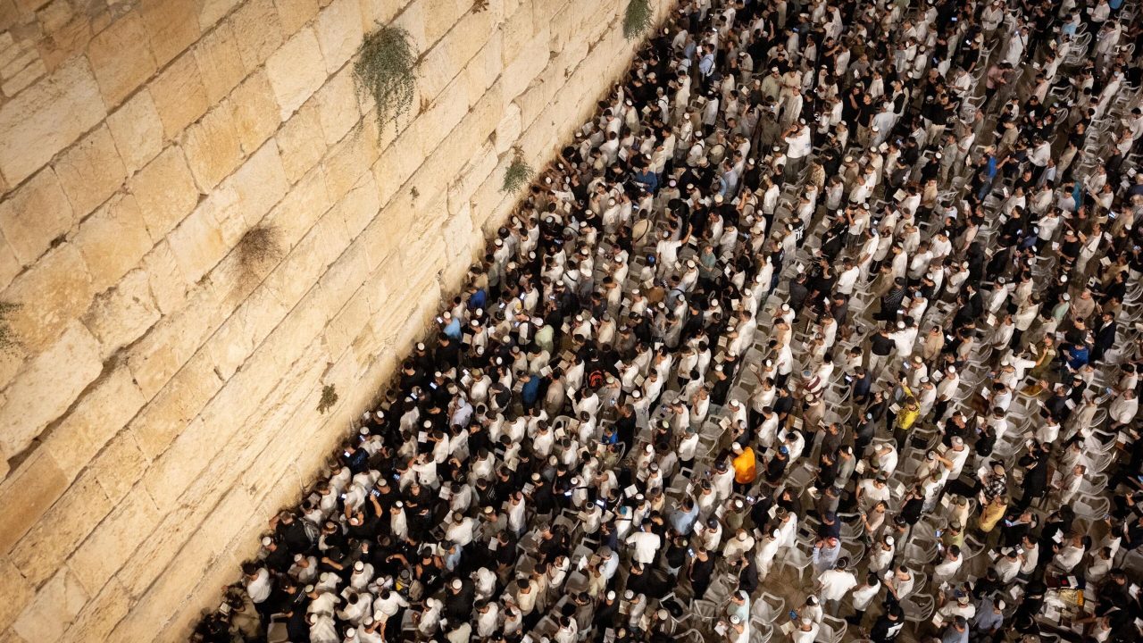 WATCH: Thousands of Jews flock to Western Wall as New Year approaches