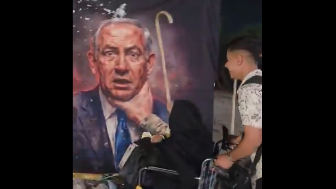 WATCH: Iraqi Muslim pilgrims attack posters of Netanyahu and Trump