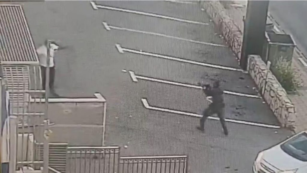 Pre-dawn ambush: Terrorist tries to stab border guard at western Galilee police station