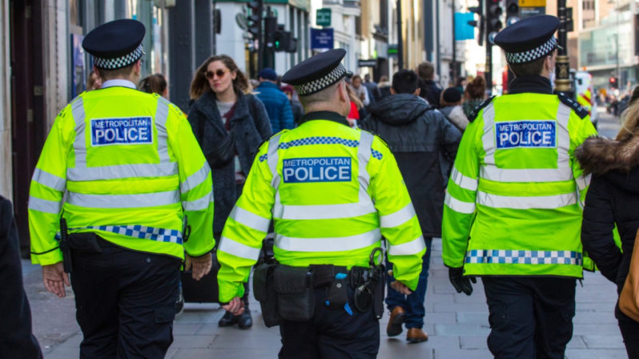 Police hunt suspect after Jewish schoolboys assaulted on London bus